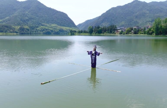水上獨竹漂。受訪單位供圖