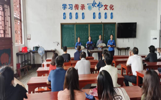 游客在女書園識女字、唱女歌。江永縣委宣傳部供圖