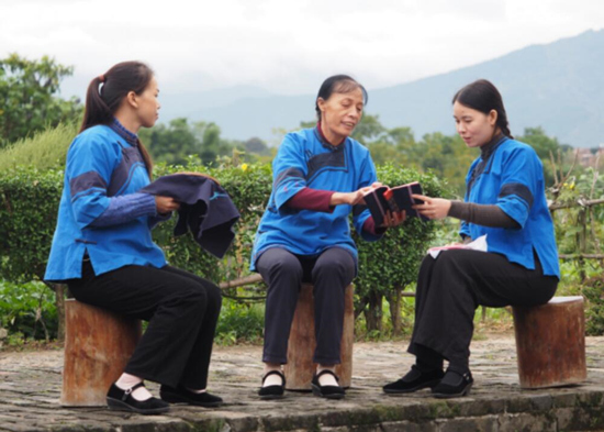 女書傳人們在探討女字、女紅。江永縣委宣傳部供圖