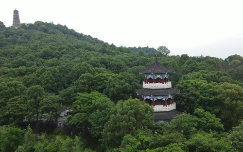 孝文化公园,景观阁楼和古老的青云塔,遥相呼应。黄新摄