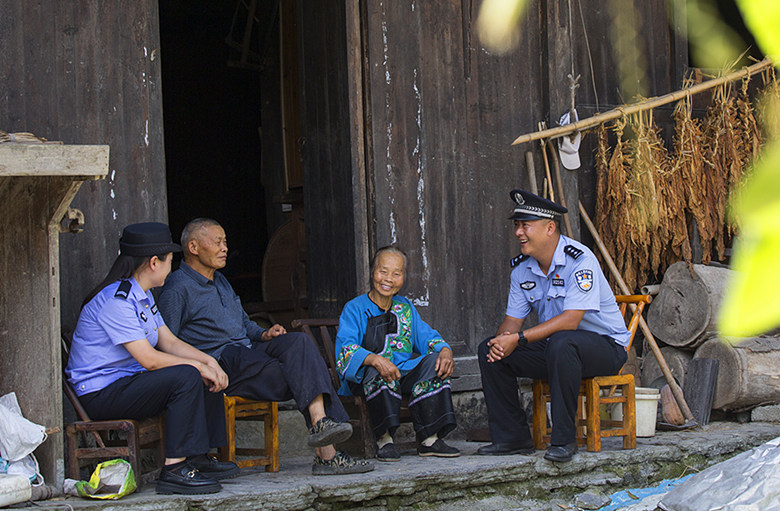 十八洞派出所民警開展入戶走訪。湘西州公安局供圖
