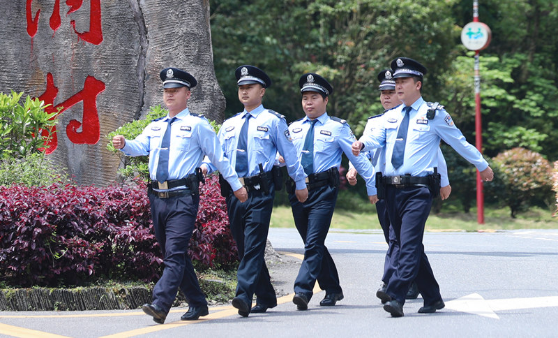 十八洞派出所民警列隊巡邏。湘西州公安局供圖