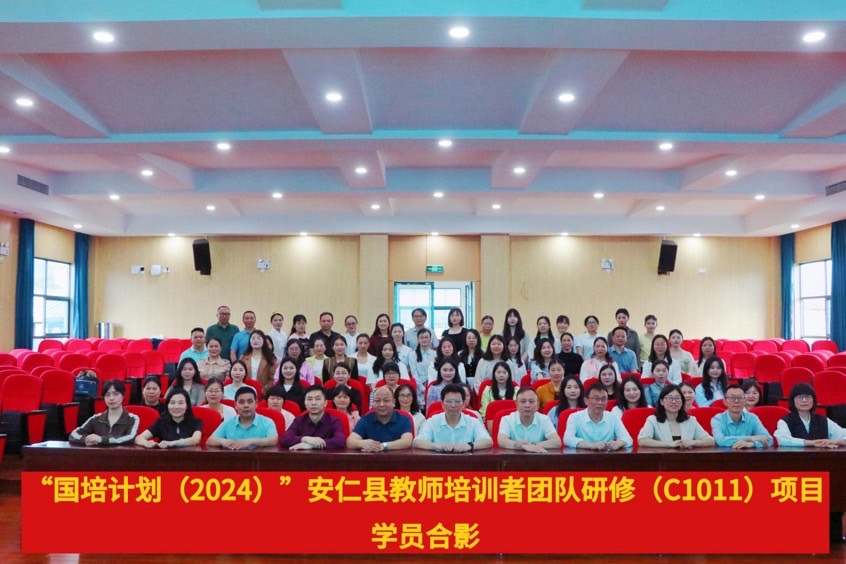 合影留戀。單位供圖