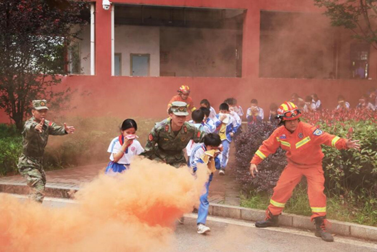 消防员和民兵组织学生疏散到安全区域。刘贵雄摄