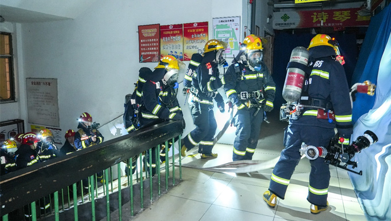 益阳消防救援支队开展灭火救援实战演练。益阳消防供图