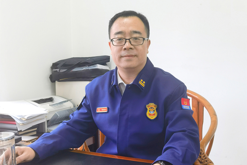 益阳市消防救援支队支队长伍秋生接受采访。益阳消防供图