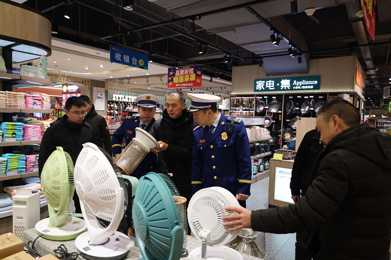消防监督员进入商场开展消防安全检查。益阳消防供图