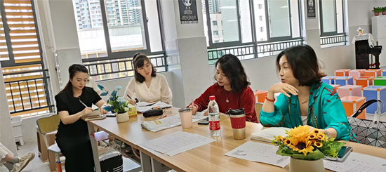 課后，教研員、執教者、聽課教師進行評課交流。受訪單位供圖