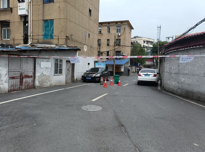 修复后的井盖。单位供图