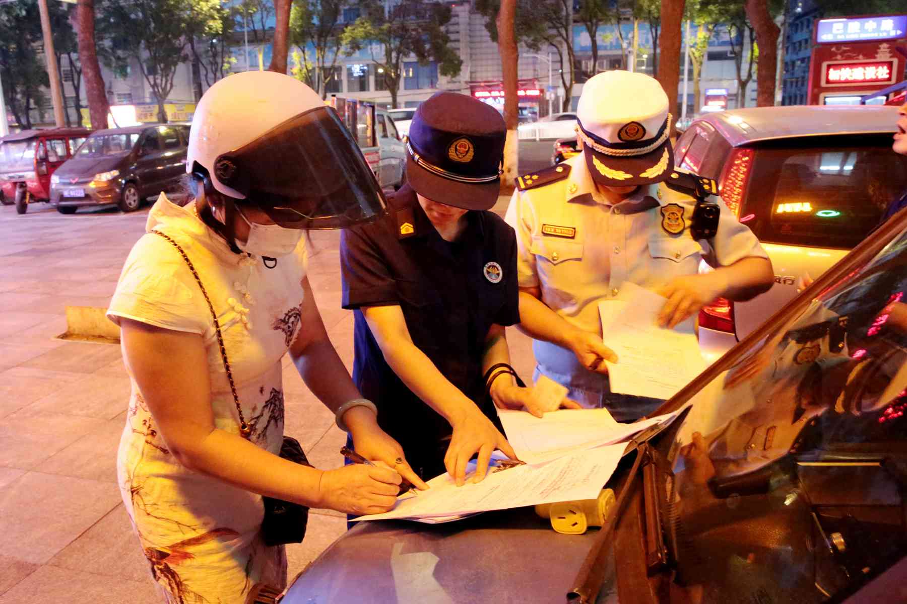 消防监督员开展电动自行车消防安全集中夜查行动（单位供图）