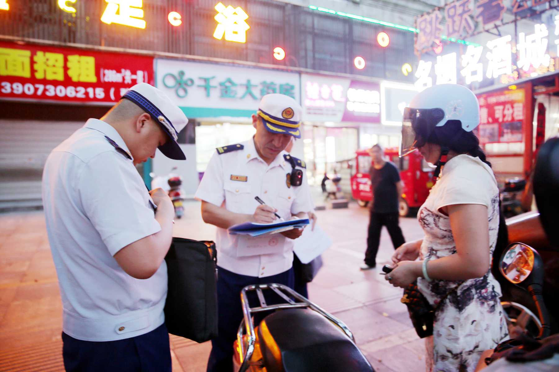 消防监督员开展电动自行车消防安全集中夜查行动（单位供图）