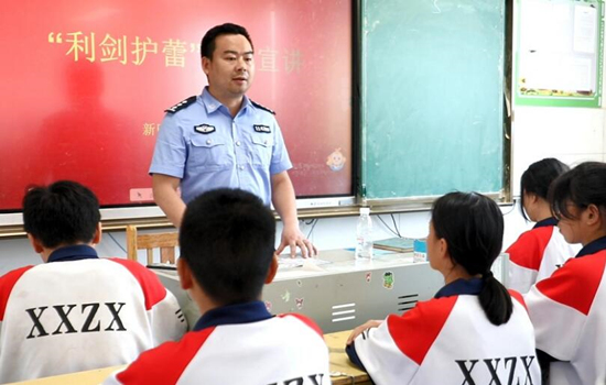 民警进校园“零距离”普法，传递爱与安全。受访单位供图