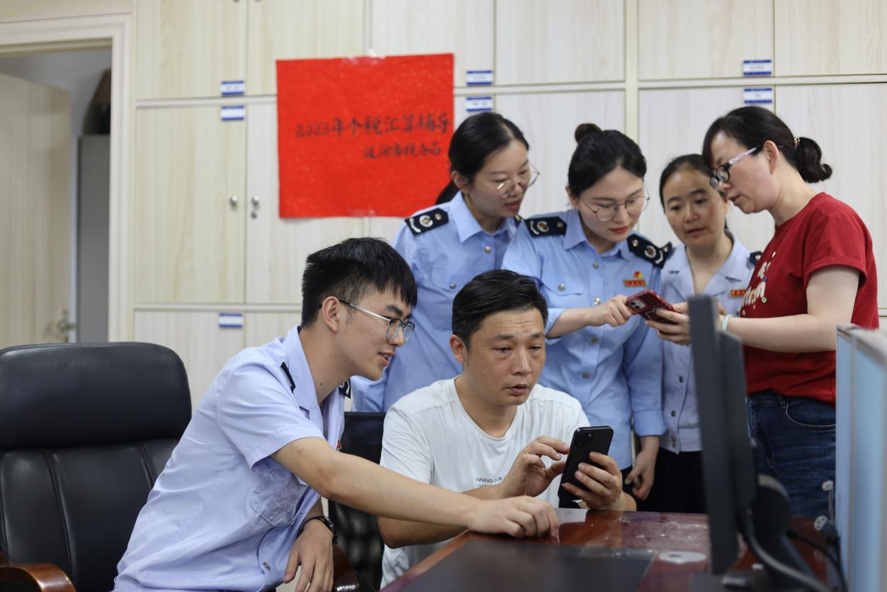 联合辅导团队深入企业辅导汇算清缴工作。单位供图