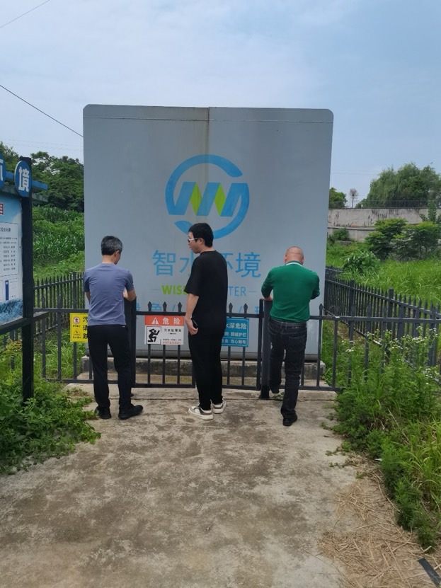 工作人员对设备运行情况检测中。单位供图
