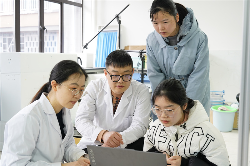 李思迪、盛益華夫婦與學生進行交流。受訪單位供圖