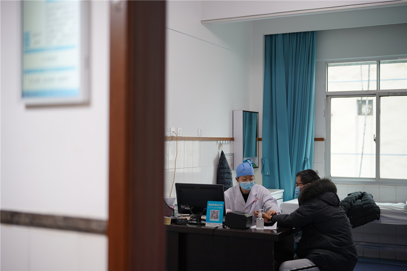 盛益華與病人進行交流。受訪單位供圖