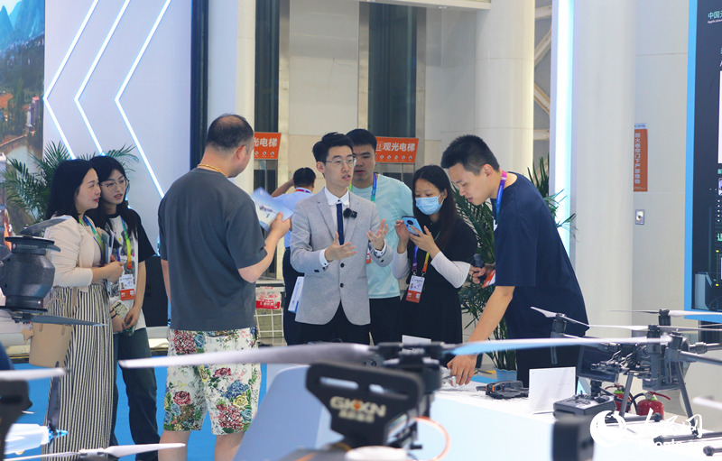 工作人员为观众介绍产品。人民网记者 刘宾摄