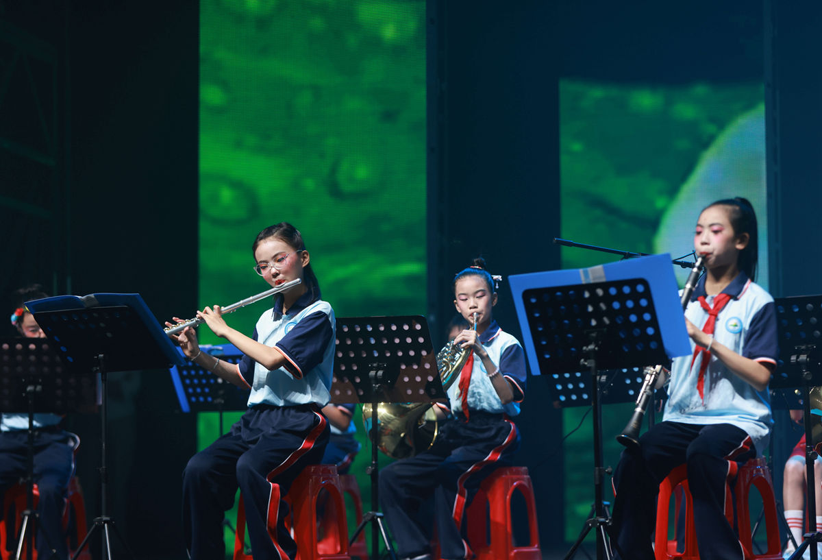 2024年5月31日，张家界市武陵源区军地小学的学生在进行才艺展演。吴勇兵摄