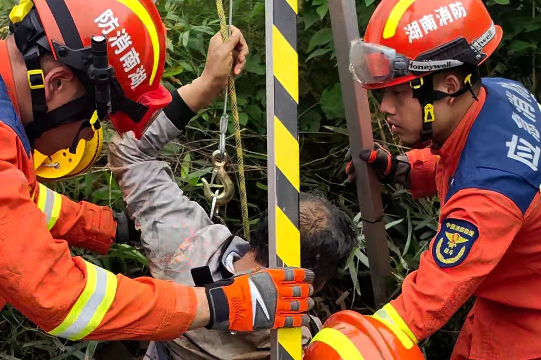 被困老人救援现场（单位供图）