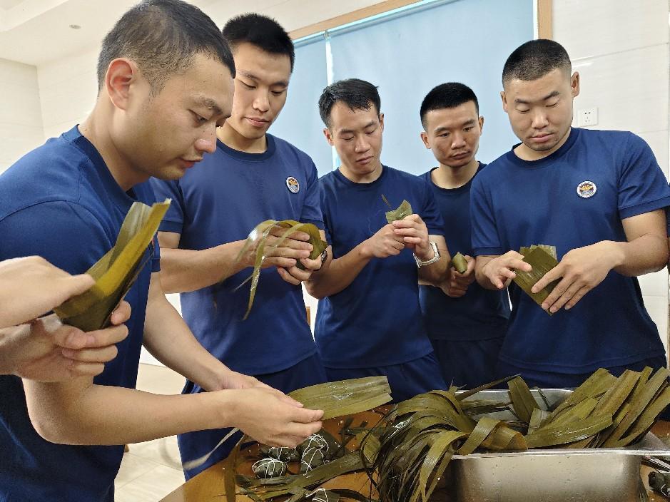 消防救援人员亲手制作的香糯粽子（单位供图）