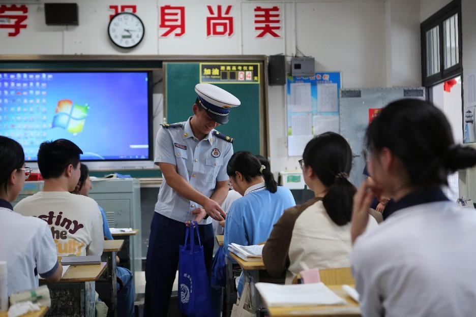 消防救援人員給高考考生分發粽子（單位供圖）