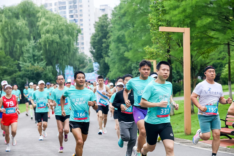 近千名跑友激情開跑。受訪單位供圖