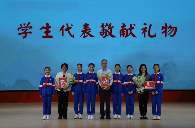 收到學生代表獻上的剪紙畫。單位供圖