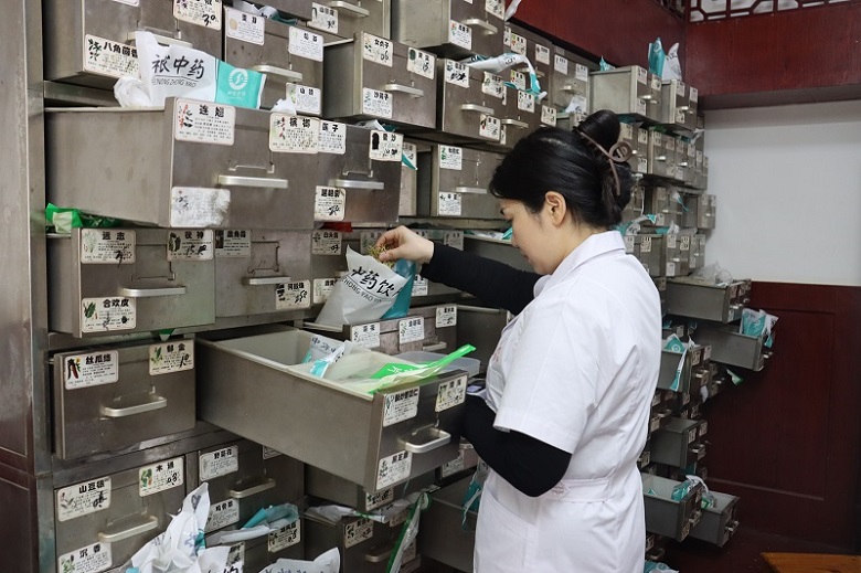 在中药房，中医师还在着手研发新东西（单位供图）