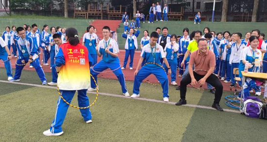 江華二中的師生們在開展心理疏導活動。唐世日攝