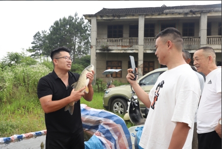 愛心人士通過公益直播方式提高銷量。曾玉娟攝