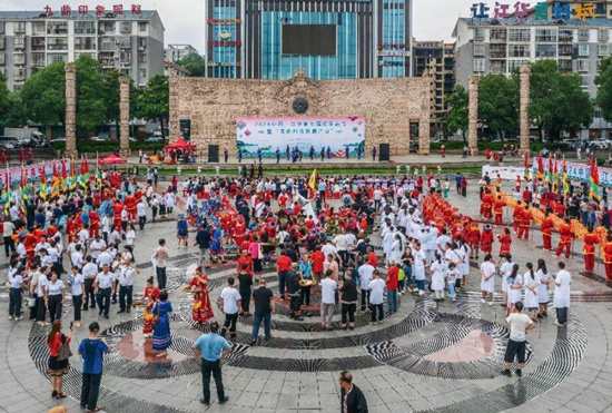 瑶医药节开幕式现场。李忠林摄