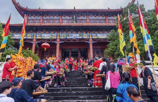 瑶医祭祀瑶族始祖盘王。李忠林摄