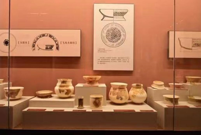 高庙遗址保护利用中心展馆展出的白陶瓷器文物复刻品。受访单位供图