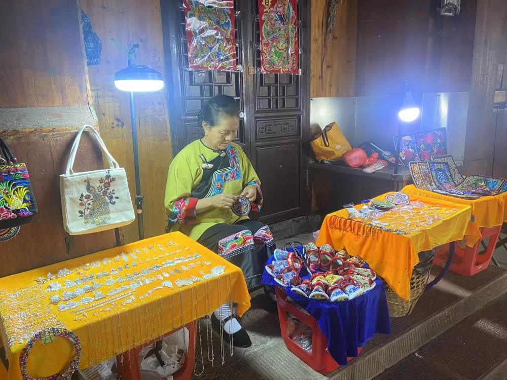制作手工艺品。单位供图