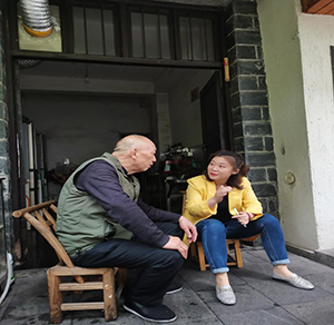 院落红管家张艺听取居民意见