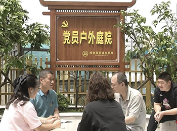李文杰记录居民反馈意见