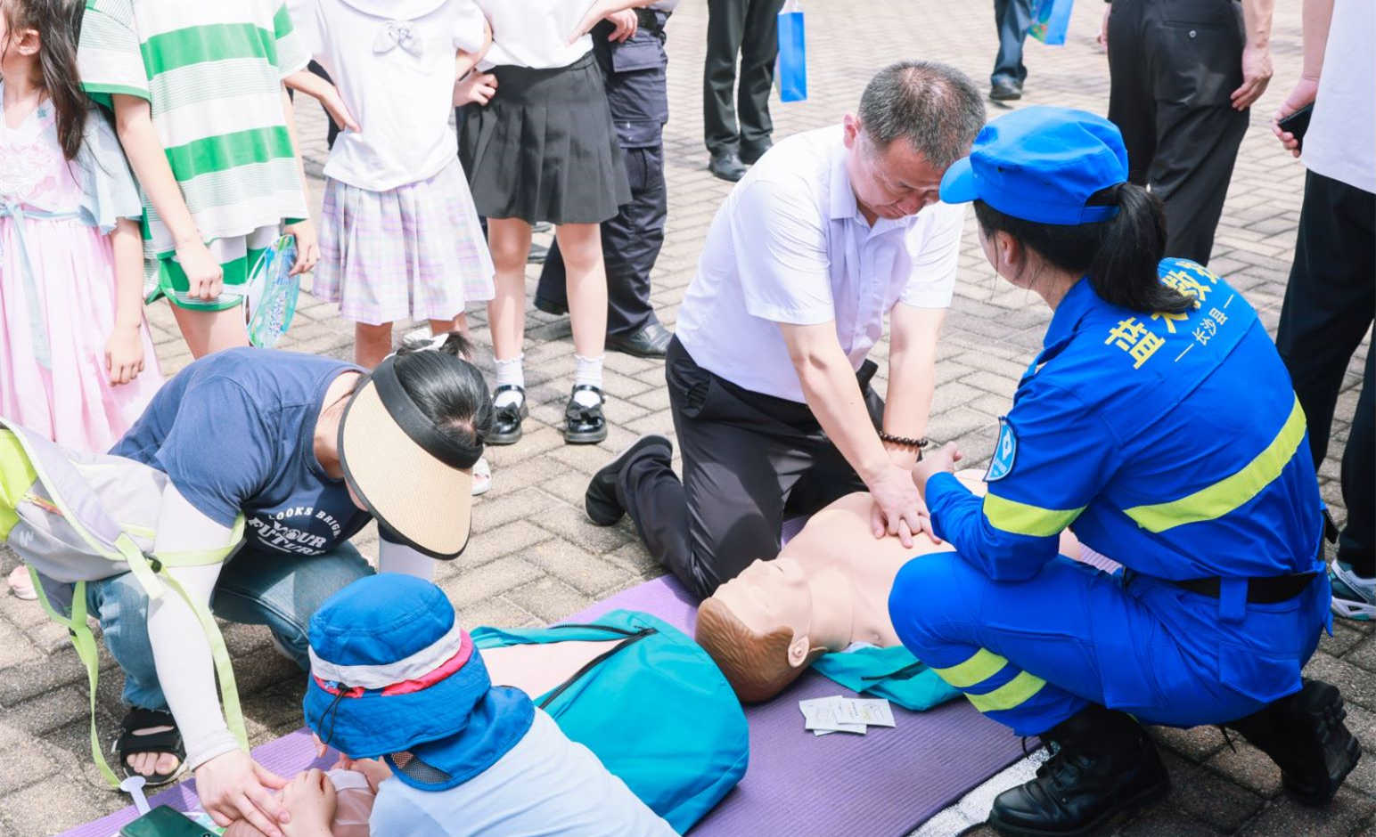 市民現場學習急救知識。長沙市應急管理局供圖