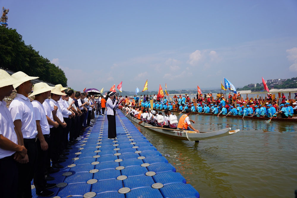 沅水江畔熱鬧非凡。單位供圖