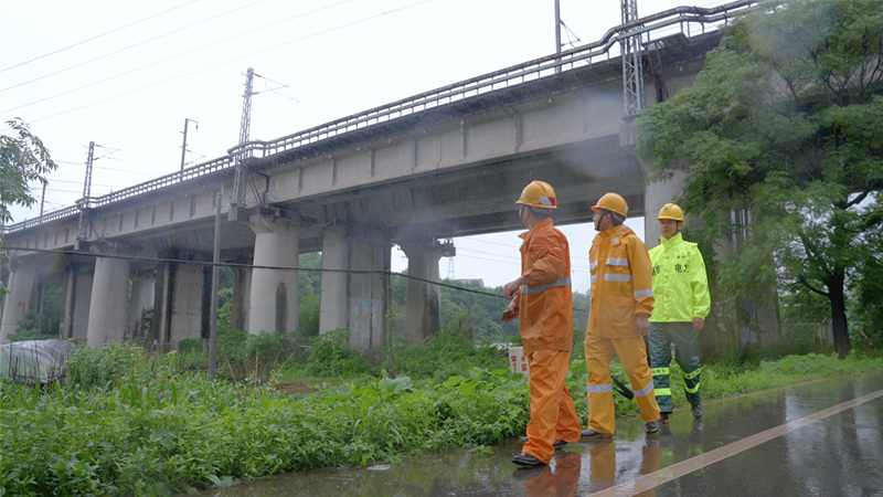 6月19日，国网衡阳供电公司输电运维人员张文波与广铁集团衡阳供电段工作人员杨帆、赵小原对110千伏酃新线18号塔开展联合巡视。王华兵摄1