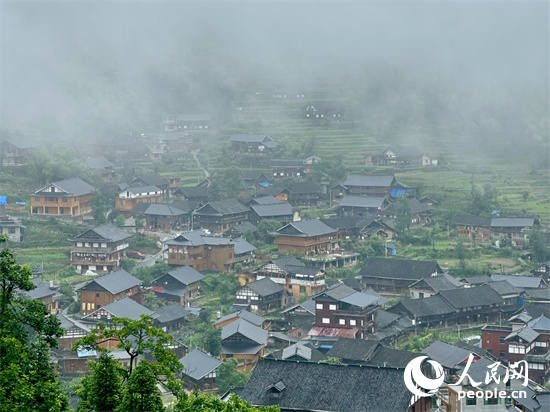 雨霧中的古村。人民網記者 吳茜薇攝