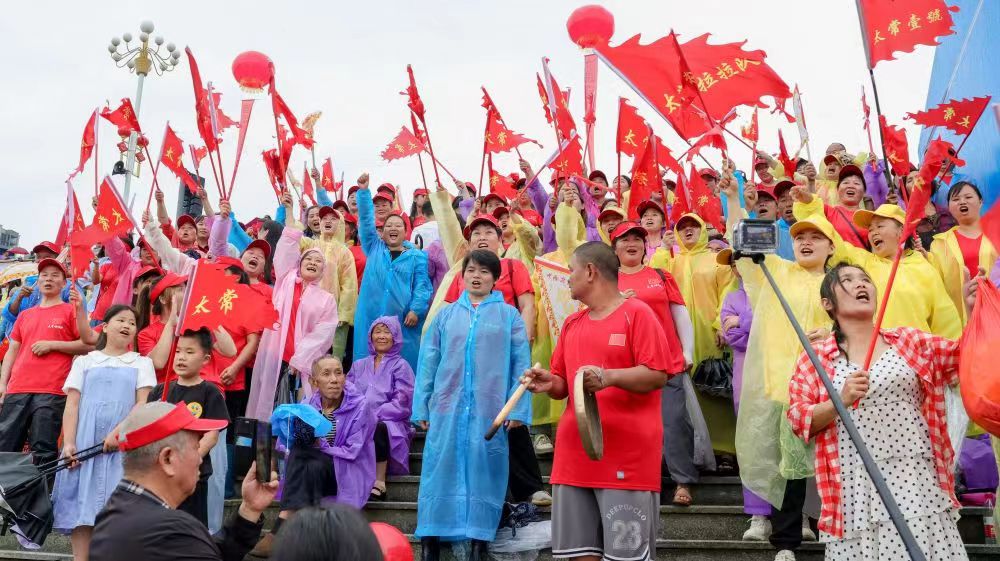 现场啦啦队呐喊加油。单位供图