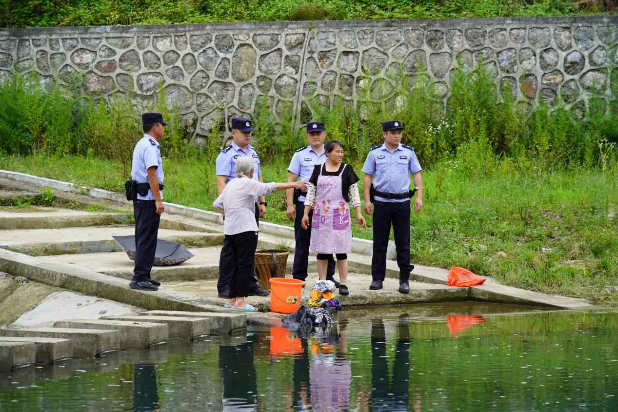 向村民了解辖区溺水隐患因素。单位供图