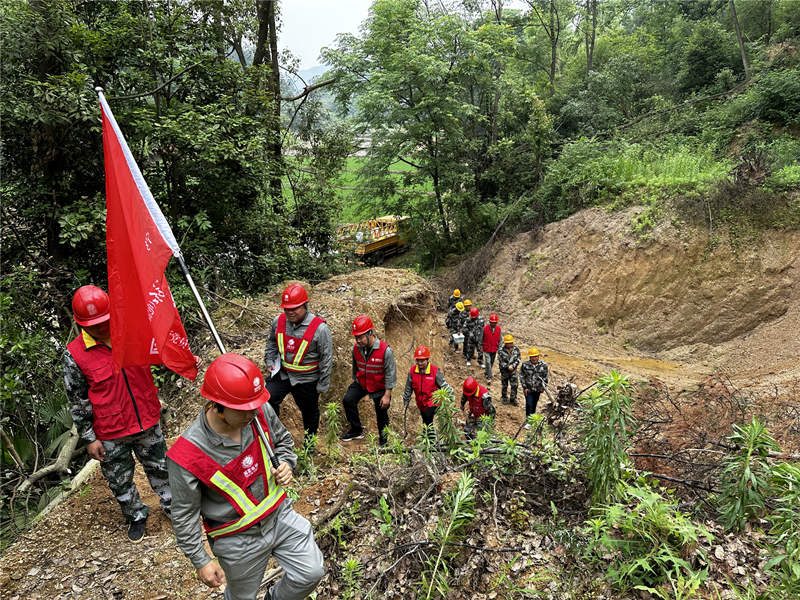 国网长沙供电公司组织施工人员对110千伏向唐堆线40号杆塔基础边坡采取加固处置，确保安全度汛。唐培楚摄