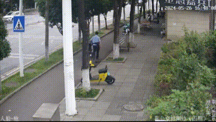 民警把老人推到樹蔭處休息。長沙公安供圖