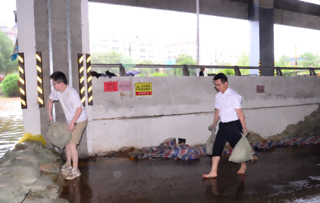 在低窪處壘起沙袋，筑起“防護牆”。長沙交投供圖