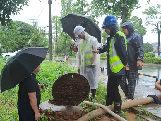 中建五局永旺梦乐城项目志愿团队正在查看雨水排水井。受访单位供图