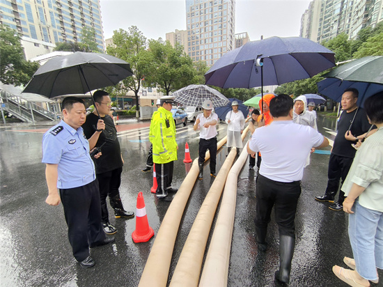 中建五局红旗渠项目志愿团队正在商讨排涝方案。受访单位供图