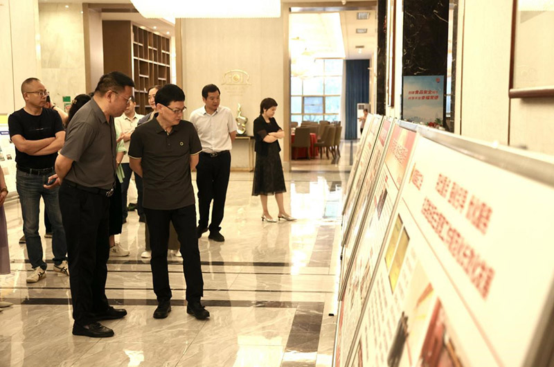 李育智(中)观看展板。李根摄