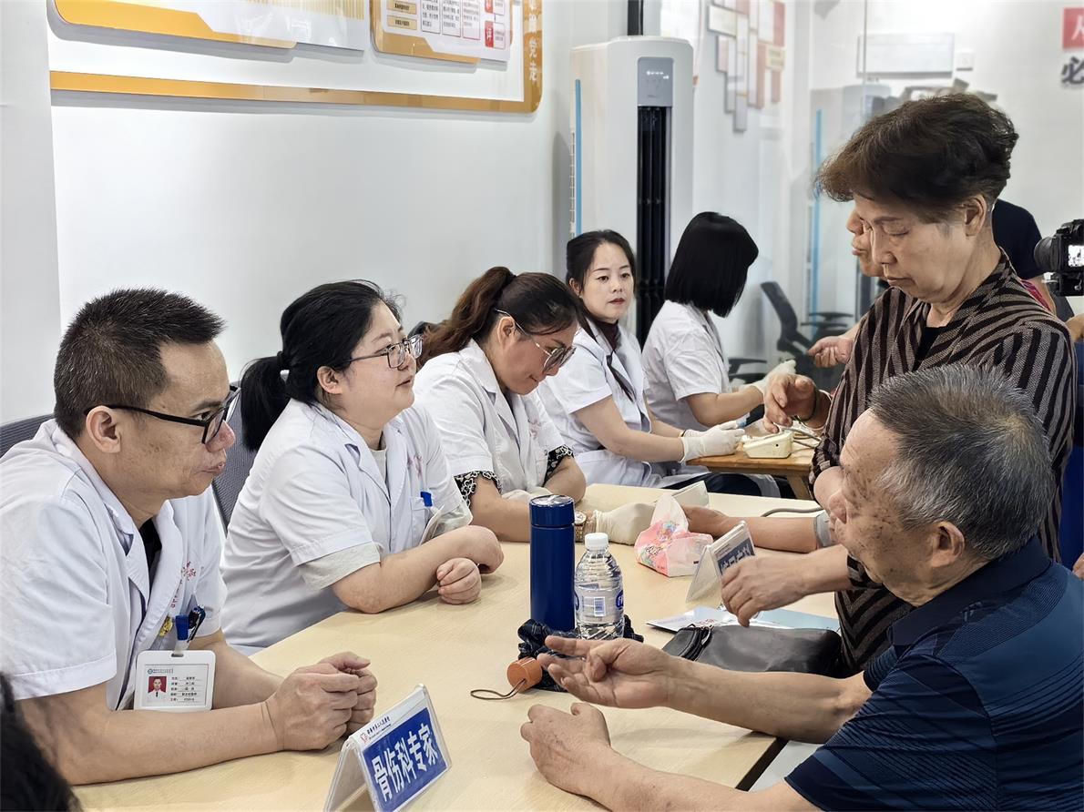 市民们正在进行身体检查 单位供图