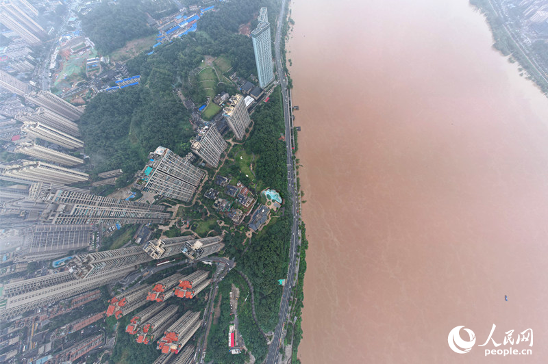 洪水过境。人民网记者 刘宾摄